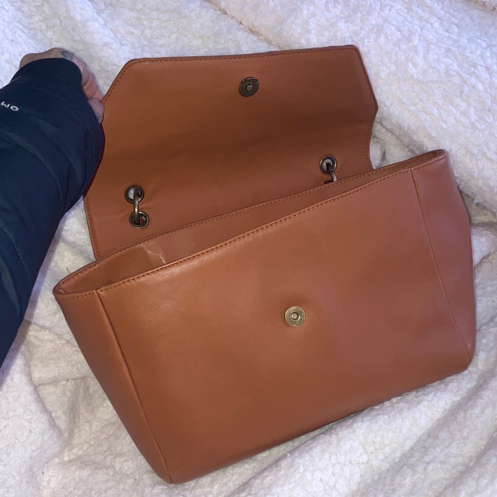 🤎🤎🤎🤎Universal thread Elegant Tan Leather Handbag
NWOT - Picture 2 of 7